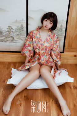 女大學(xué)生吃燒烤